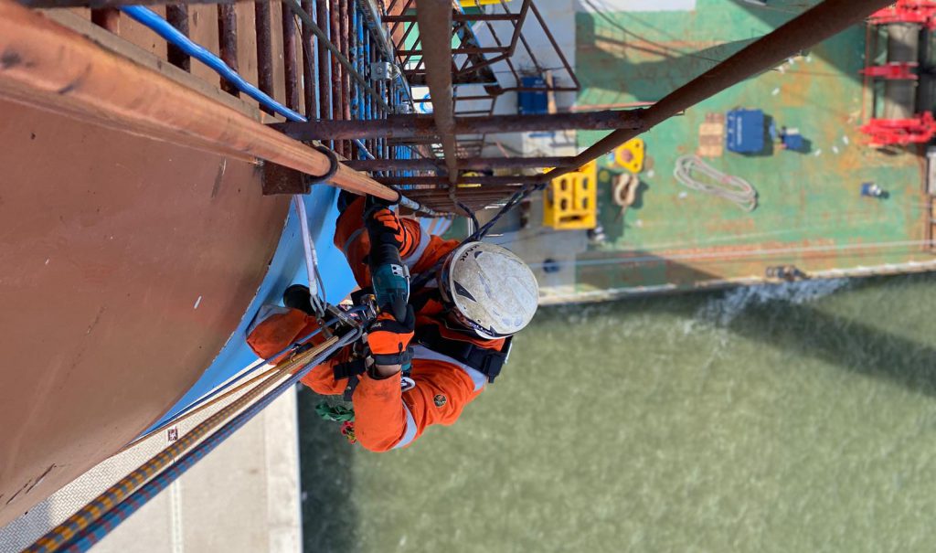 Rope access offshore
